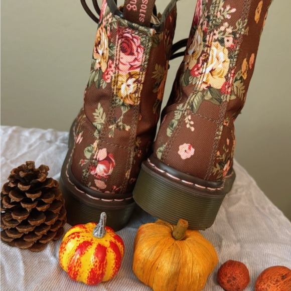 Dr. Martens floral combat boots 🌸🌹 - Picture 3 of 6